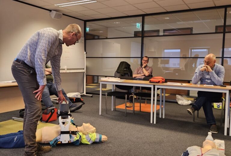 Kijk hier de video van de EHBO- en reanimatiecursus van de DHRC